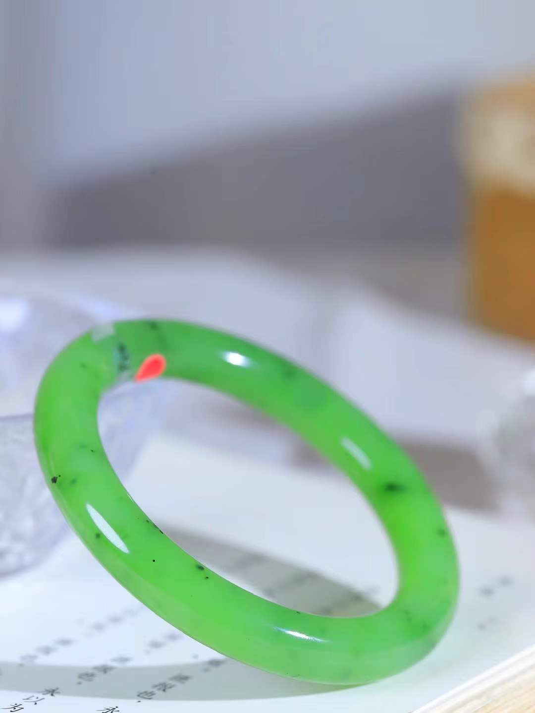 【悠悠芳华.镯】

精品️和田玉碧玉圆条手镯 玉质温润 青葱岁月，尽收腕中，婉转流畅，凝岁月悠长。盈一眸恬淡，挽一抹绿意。重52克 内径56mm尺寸10.3-10.1mm56102213T