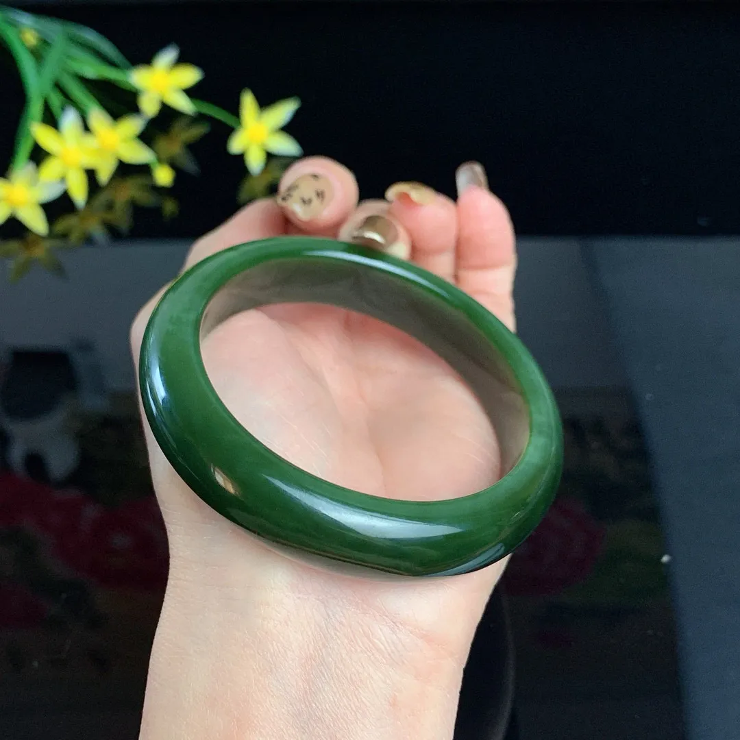 和田玉60.5圈口深菠菜绿猫眼宽条碧玉手镯！玉质细腻油润 底色纯净 无裂无棉 脂粉好，品质高