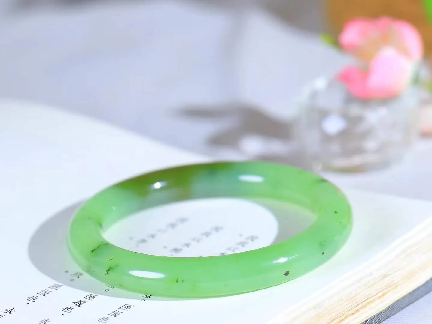 【碧波流转·手镯】

精品️和田玉碧玉圆条手镯，玉质细腻温润，手感舒适，️线条流畅，简约大气，美自天成，佩戴于腕间，婉约之美，举手投足间透出那份低调奢华，醉人心扉。
重47.5克 内径圈口56mm  尺寸9.8-9.6mm  FDT-88132233