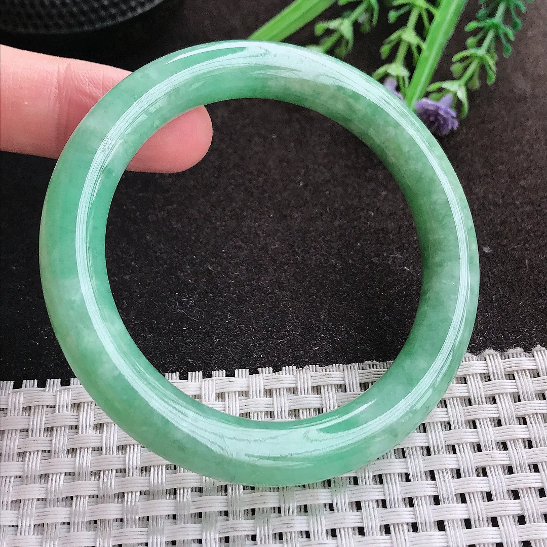 实拍A货翡翠54/9.7/9.6老坑秀气满绿圆条手镯玉镯