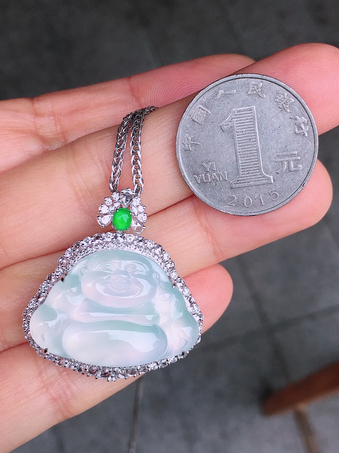 冰种佛公吊坠，玉质细腻，荧光感超
强，饱满圆润，尽显优雅气质，18k
金豪华镶嵌