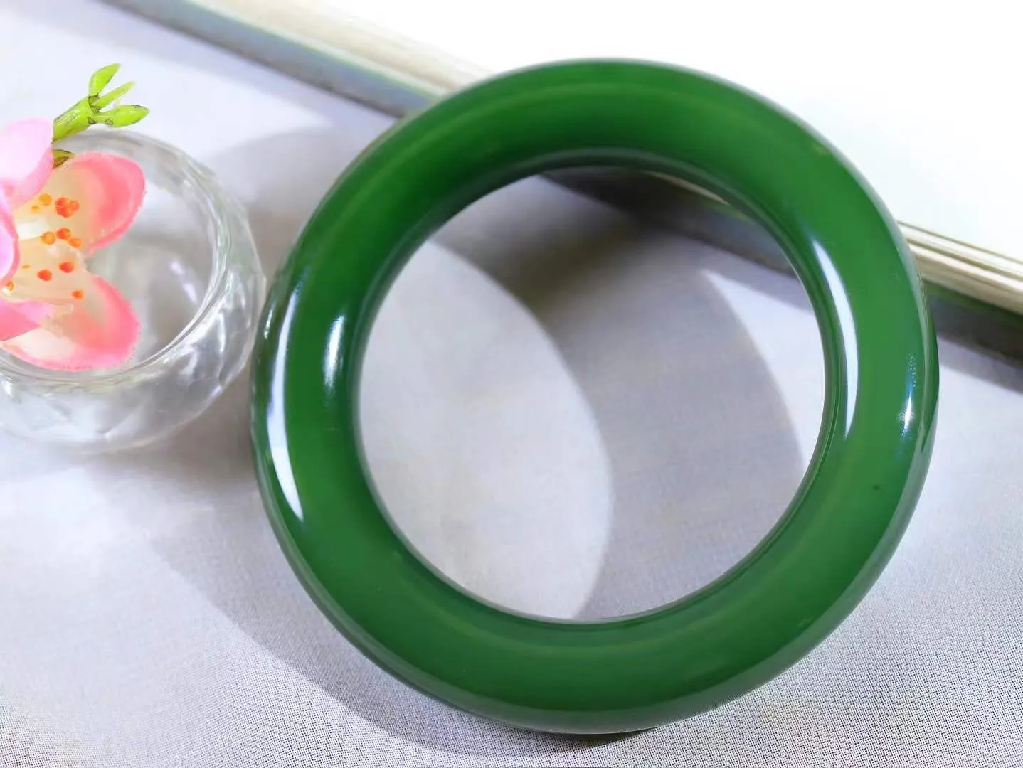 【温润如心.镯】

收藏级臻品️和田玉碧玉圆条手镯，精选上等碧玉料，色泽清透，质地细腻。佩戴它，感受千年玉文化的温润与优雅，愿它为您带来平安与幸福。重83克  尺寸53.5-12.7-13mm  10142213T