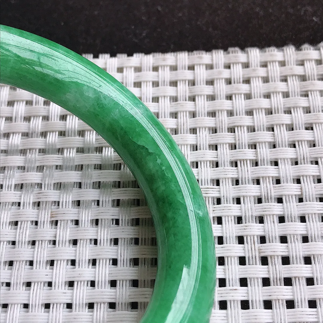 实拍A货翡翠54/10.7/10.4老坑精美满绿辣阳绿圆条手镯玉镯