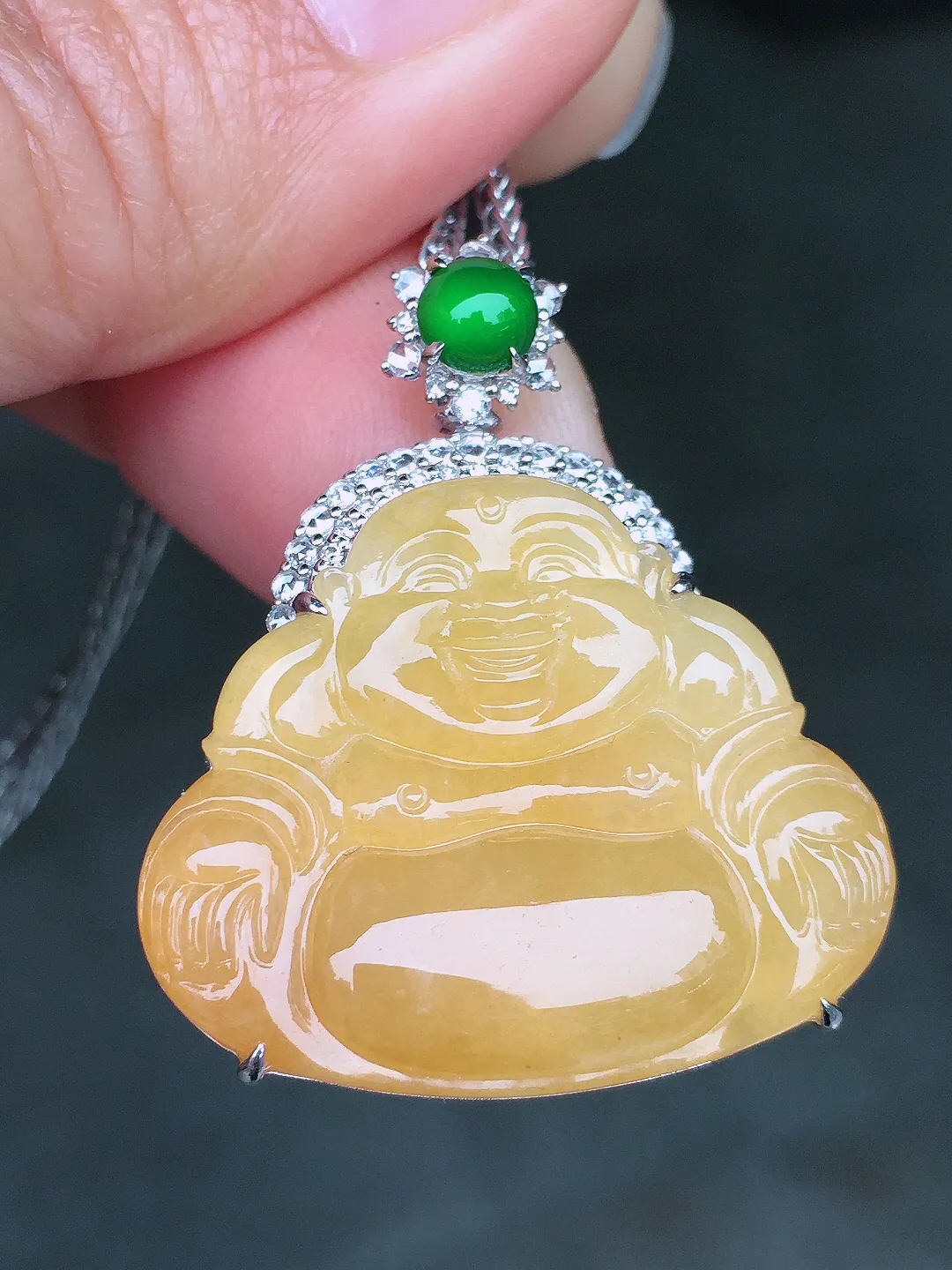 黄翡佛公吊坠，色泽均匀艳丽，玉质细腻，荧光感超
强，饱满圆润，尽显优雅气质，18k
金豪华镶嵌