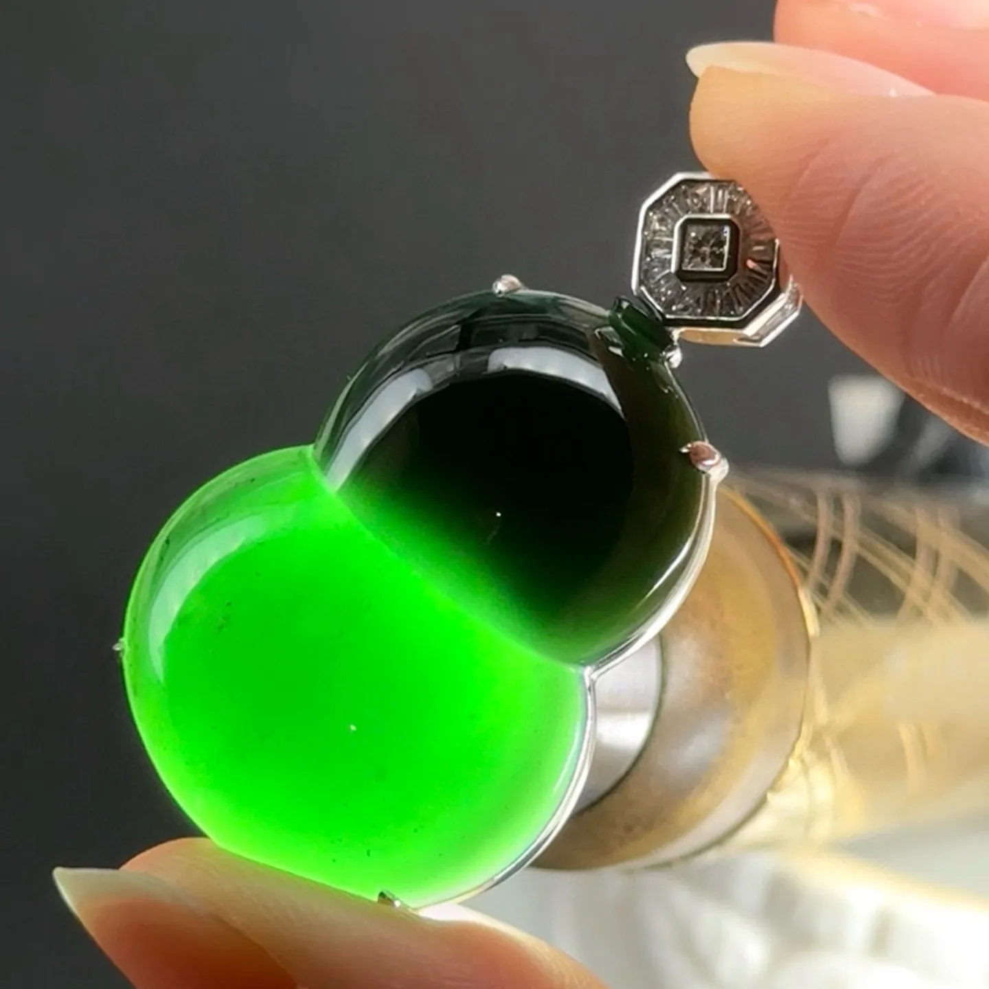 精品18k墨翠葫芦吊坠 种好色正 黑度极好 打灯通透 油性十足 尺寸38.5