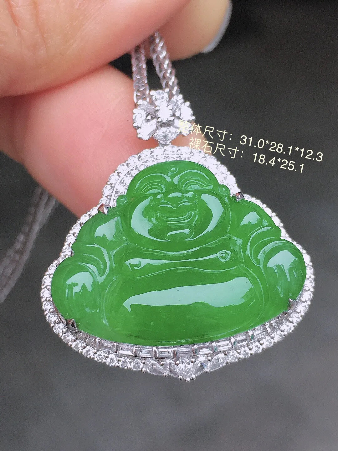 阳绿佛公吊坠，色泽均匀艳丽，玉质细腻，荧光感超
强，饱满圆润，尽显优雅气质，18k
金豪华镶嵌