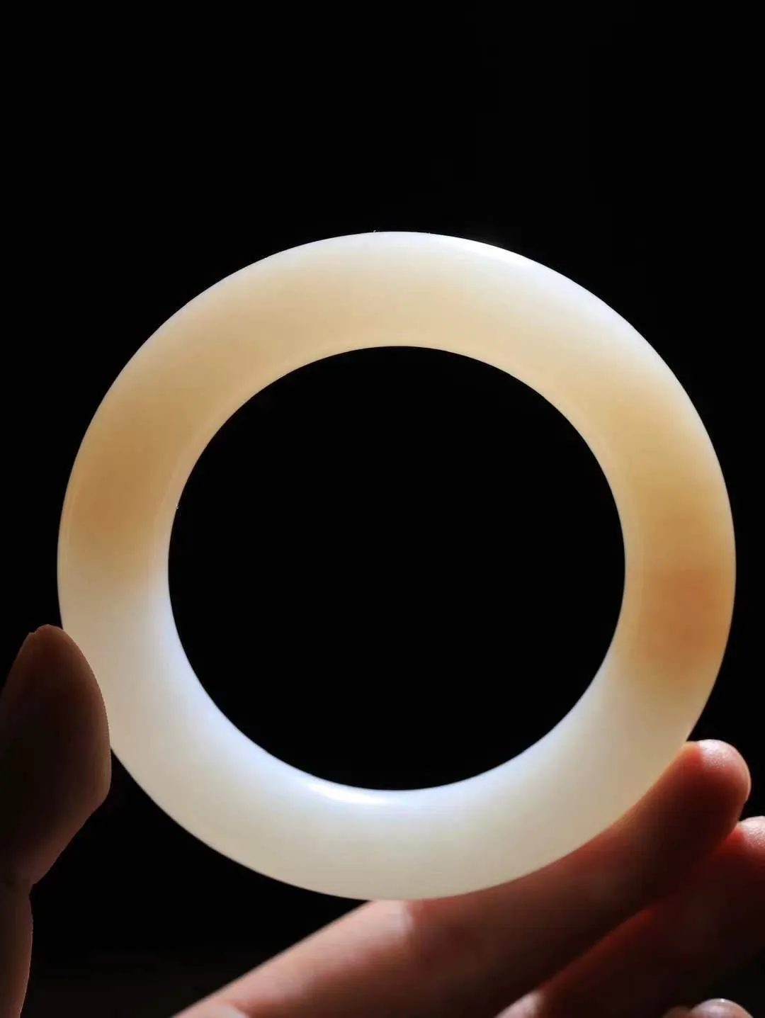 【玉佳人·手镯】

收藏级臻品️和田玉藕粉白双色手镯 ，玉质细腻油润，做工细致精美，端庄素雅，亭亭玉立，芊芊素手。芊芊素手，怎能忘镯？秀美条，更显婀娜。内径55mm 尺寸13.7-13.6mm重93.8克 69102284T