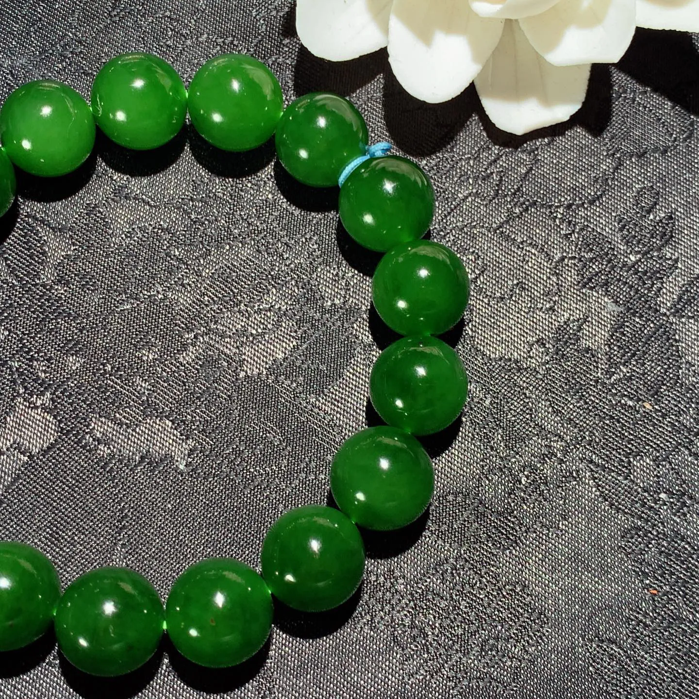 和田玉菠菜绿俄罗斯碧玉手串。单颗尺寸12！玉质细腻油润 底色纯净 脂粉好，品质好！lt260121