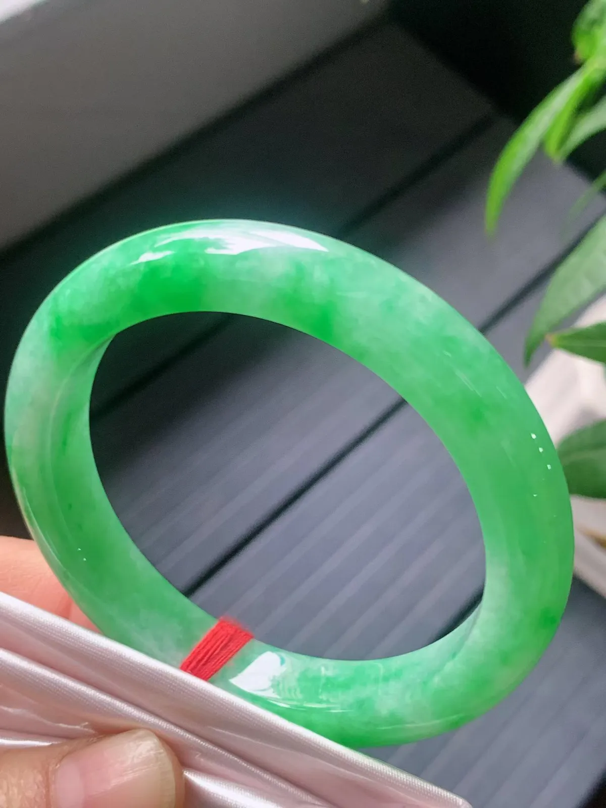 【翡翠名称】老种冰阳绿53.3正圈口手镯
【翡翠尺寸】53.3/10.3/8.3mm适合52-54.5正圈口佩戴
【翡翠描述】宝贝种老水足，玉质细腻，色泽靓丽，性价比高，佩戴效果好！
【其它赠送】权威证书/精美挂绳盒子/支持全国复检