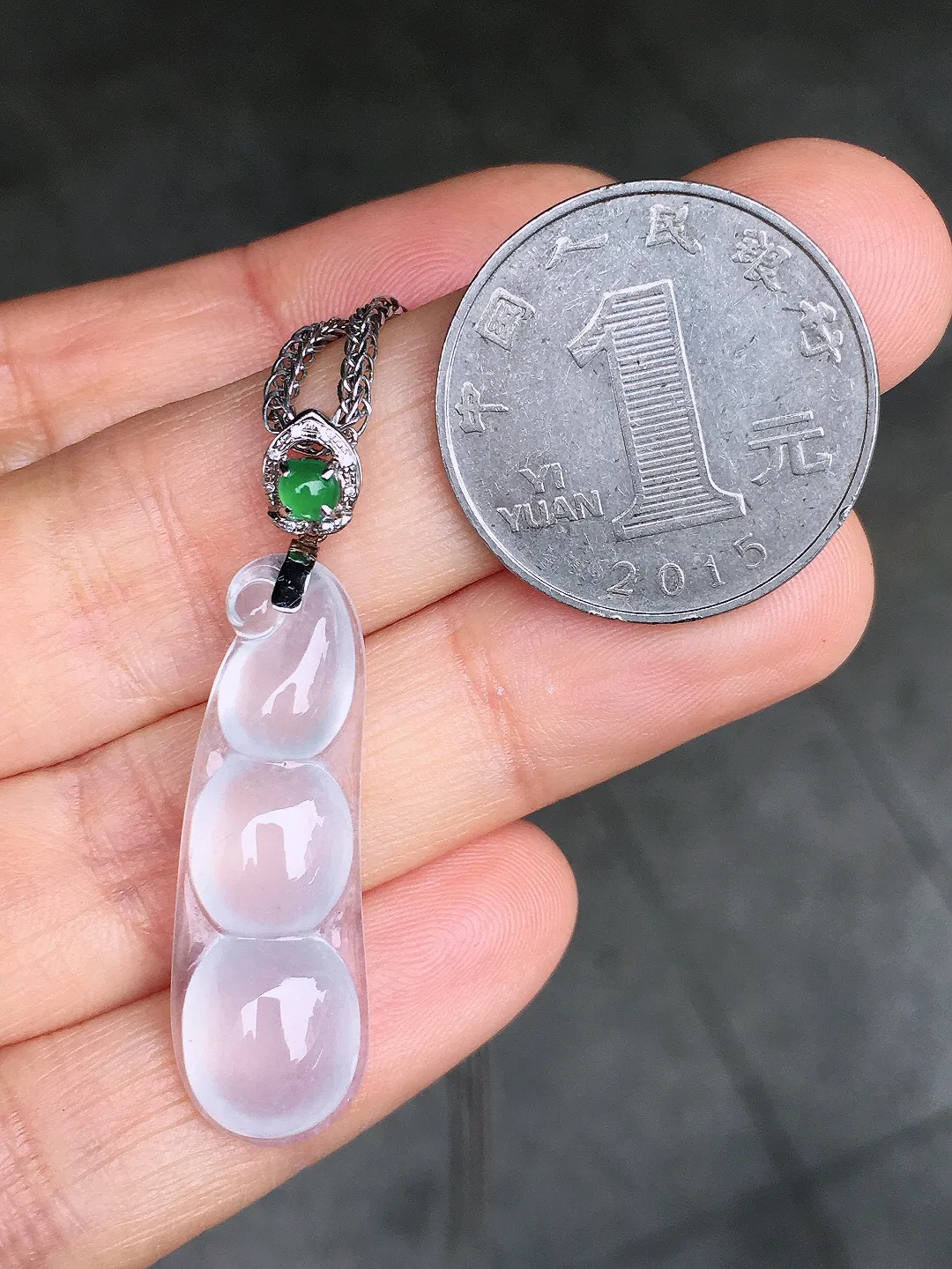 冰种福豆吊坠，玉质细腻，荧光感超
强，饱满圆润，尽显优雅气质，18k
金豪华镶嵌