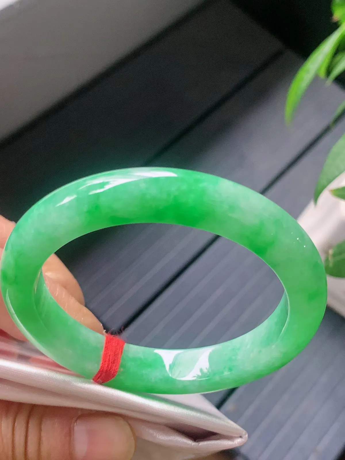 【翡翠名称】老种冰阳绿53.3正圈口手镯
【翡翠尺寸】53.3/10.3/8.3mm适合52-54.