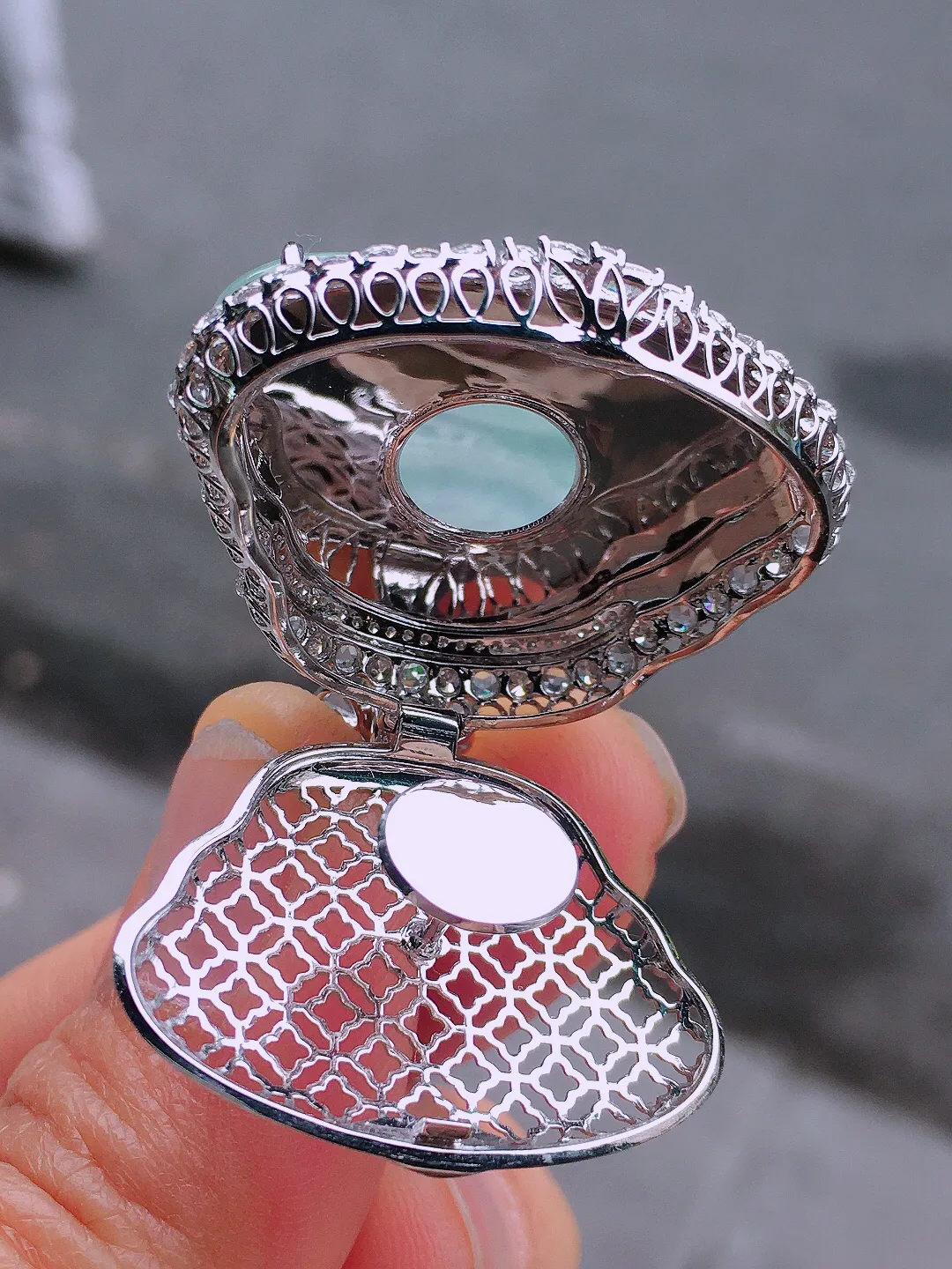 冰种佛公吊坠，玉质细腻，荧光感超
强，饱满圆润，尽显优雅气质，18k
金豪华镶嵌