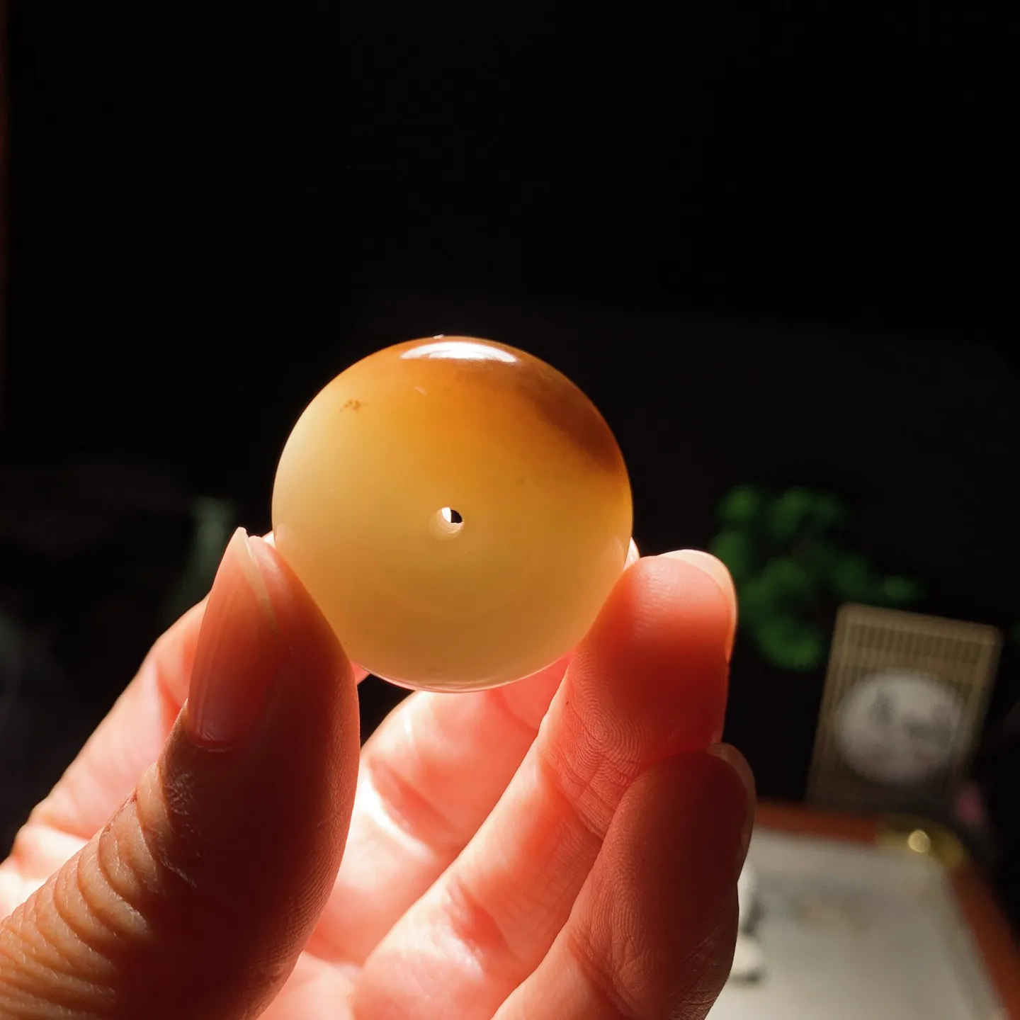 新疆和田玉且末糖平安扣挂件 尺寸27/14mm重20克。玉质细腻油润。手推出油。品相大气 lt260121