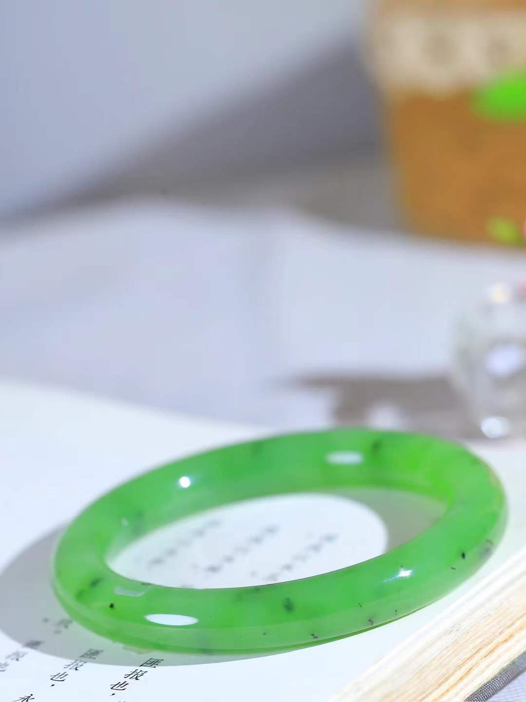 【悠悠芳华.镯】

精品️和田玉碧玉圆条手镯 玉质温润 青葱岁月，尽收腕中，婉转流畅，凝岁月悠长