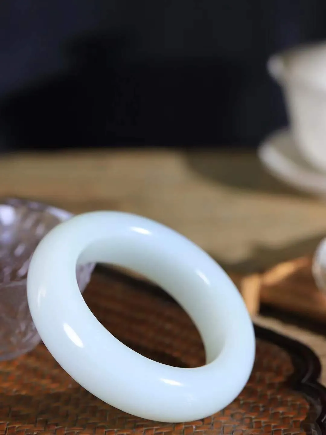 【一见钟情·手镯】

收藏级臻品和田玉白玉手镯。镯型饱满，温润细腻，脂润沁香。️执一卷书，沏一盏茶，着一袭裙，戴一只镯。淡淡浅笺，素心若兰，静赏玉中诗画。悠悠岁月，芊手轻摘，盛满诗样芳华。
重122.8克   内径圈口53.5mm 尺寸19.3-12.6mm  FDT-72172241