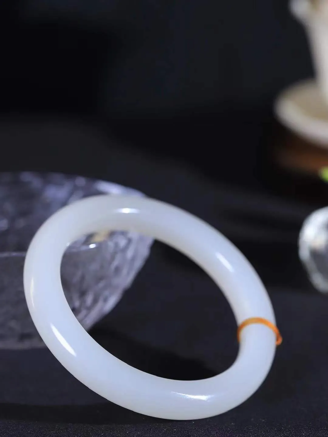 [温润如玉.手镯]

精品和田玉手镯。玉质温润细腻 油性十足 手感舒适，高华雅逸，线条流畅，简约大气，美自天成，素雅高贵。佩戴于腕间，婉约之美，举手投足间透出那份低调奢华。重50克 内径56.5mm尺寸10.5-9.5mm78102214T