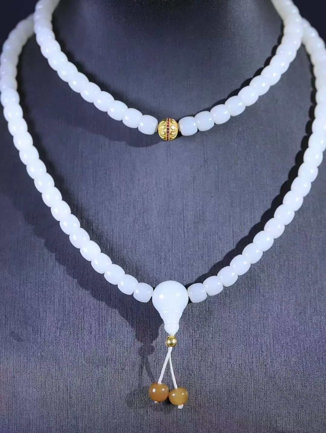 【链.108】

精品和田玉白玉直切珠108挂链 玉质温润细腻 油性十足 佩戴舒适。珠珠落玉盘，间关莺语花底滑，一生美好时光，无论身在何处，都有它相伴相守。事事顺遂，幸福美满，吉祥如意。重59.8克 尺寸取一5.9-6.7mm FDA-78162292