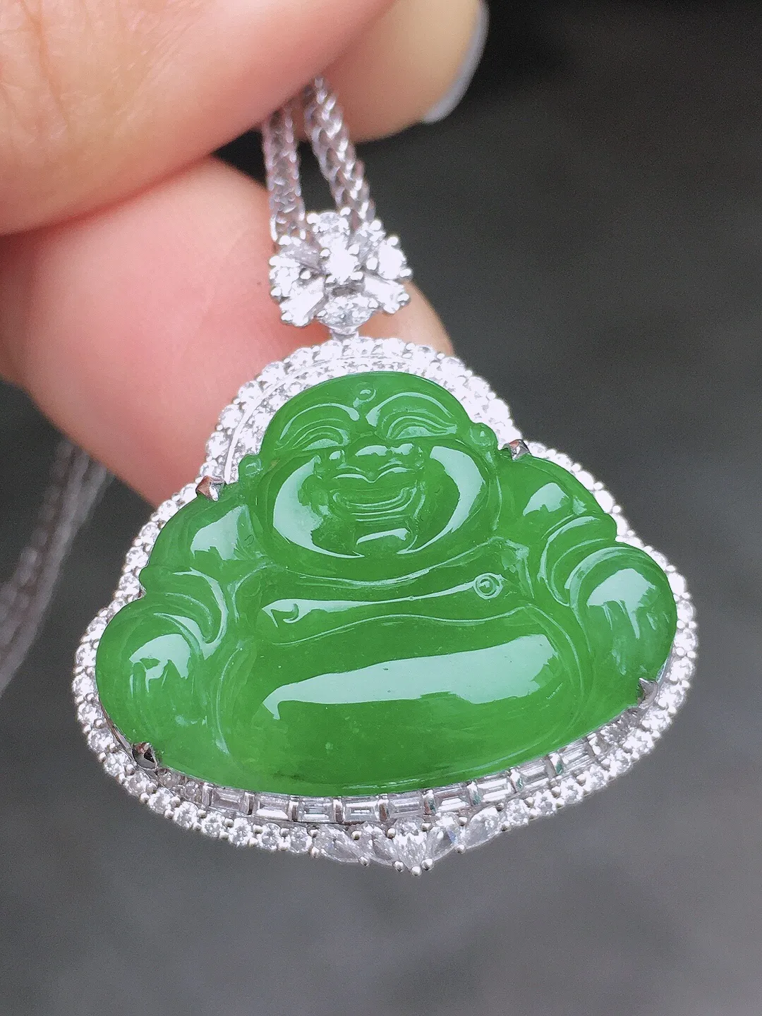 阳绿佛公吊坠，色泽均匀艳丽，玉质细腻，荧光感超
强，饱满圆润，尽显优雅气质，18k
金豪华镶嵌