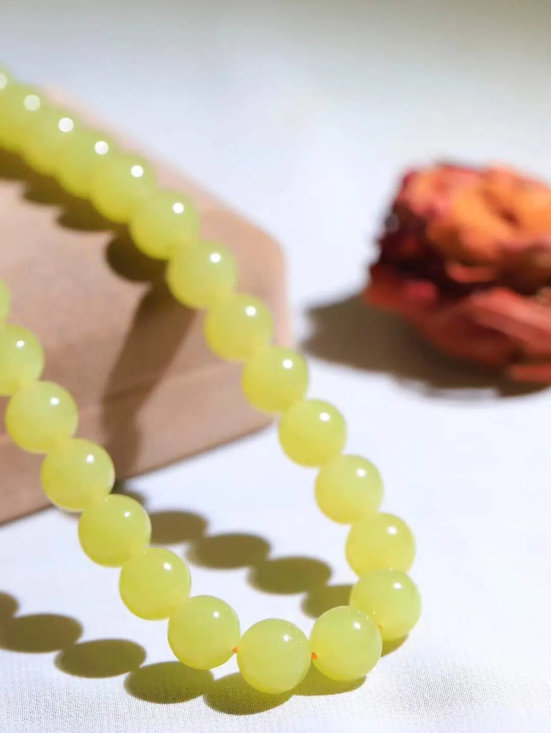 【珠圆玉润.项链】

精品和田玉黄口珠圆玉润项链 玉质温润细腻  整串打磨圆润，佩戴舒适。珠珠落玉盘，间关莺语花底滑，一生美好时光，无论身在何处，都有它相伴相守。事事顺遂，幸福美满，吉祥如意。重79.2克 尺寸取一10mm  79172278A