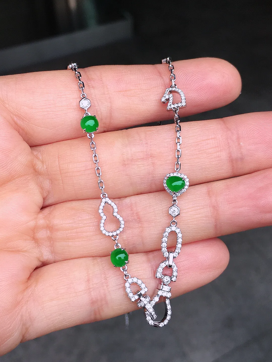 阳绿蛋面锁骨链，色泽均匀艳丽，玉质细腻，荧光感超
强，饱满圆润，尽显优雅气质，18k
金豪华镶嵌