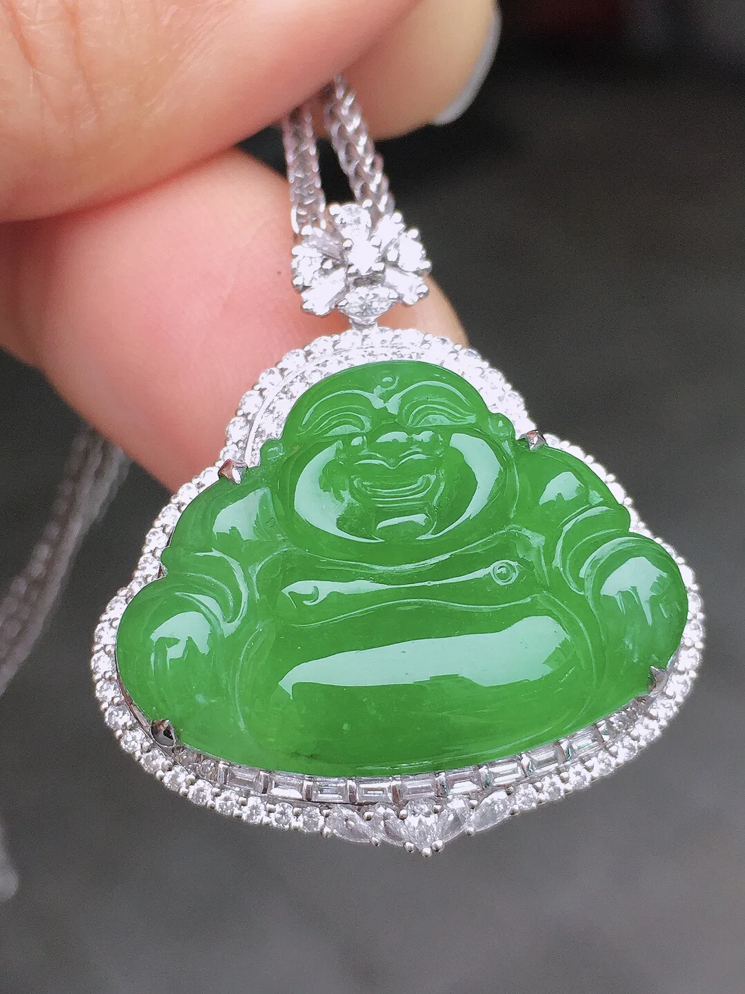 阳绿佛公吊坠，色泽均匀艳丽，玉质细腻，荧光感超
强，饱满圆润，尽显优雅气质，18k
金豪华镶嵌