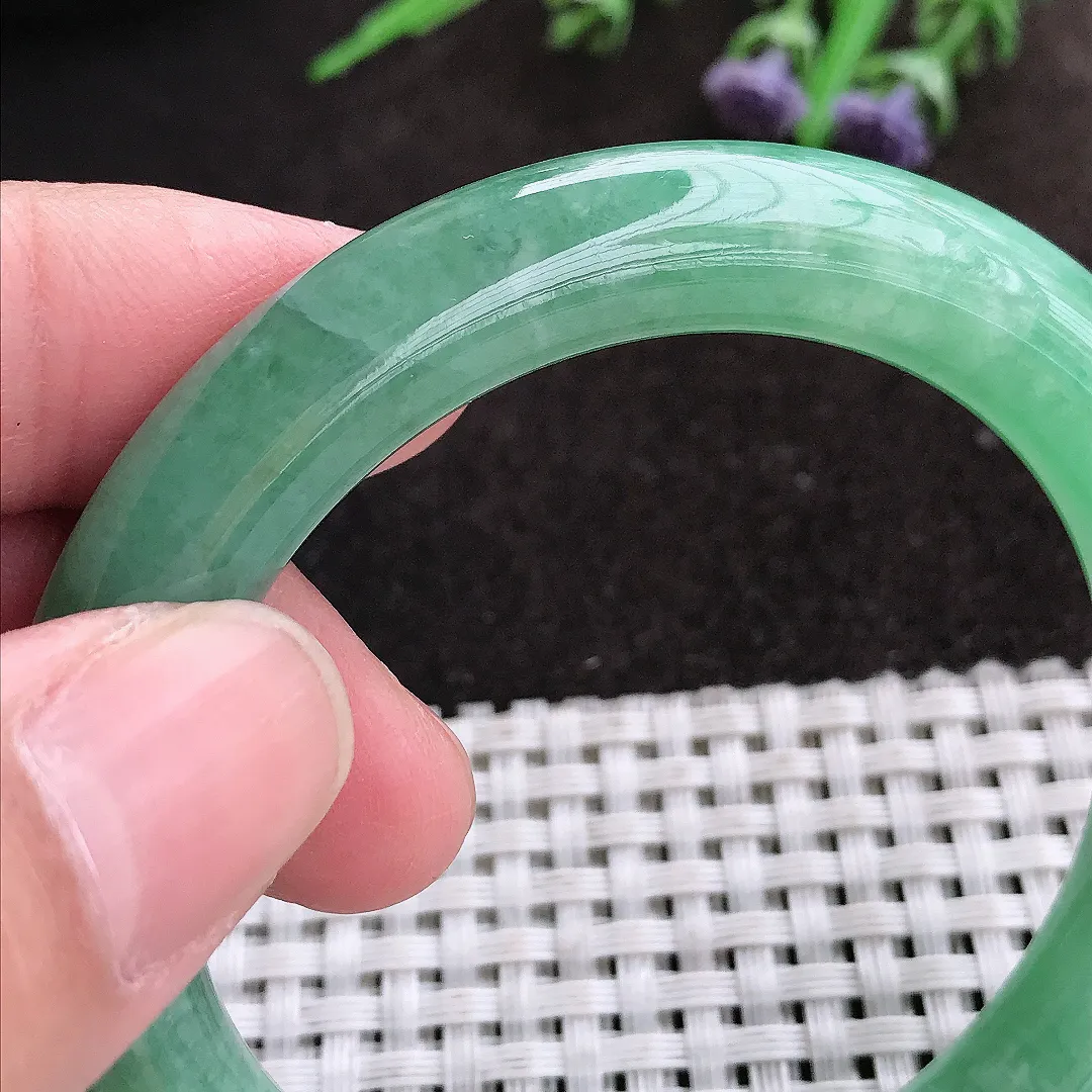 实拍A货翡翠54/9.7/9.6老坑秀气满绿圆条手镯玉镯