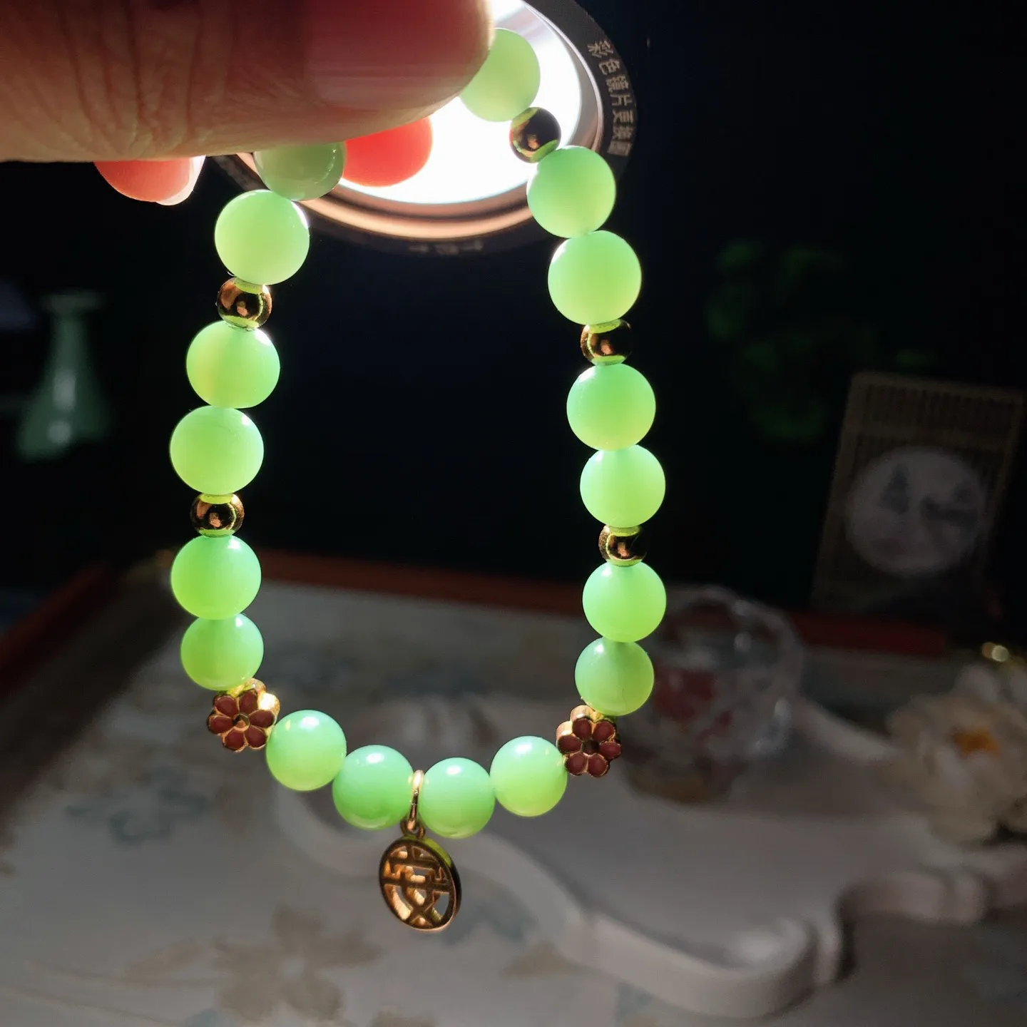 和田玉阳绿俄罗斯碧玉手串。单颗尺寸8！玉质细腻油润 底色纯净 脂粉好，品质好！lt260121