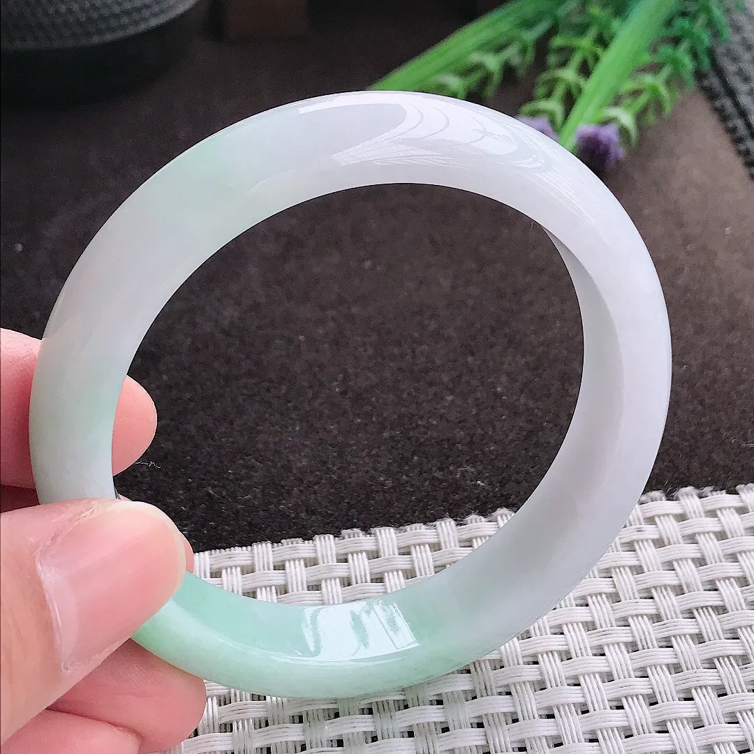 实拍A货翡翠56.5/13/7.9老坑冰润浅绿色手镯宽边玉镯