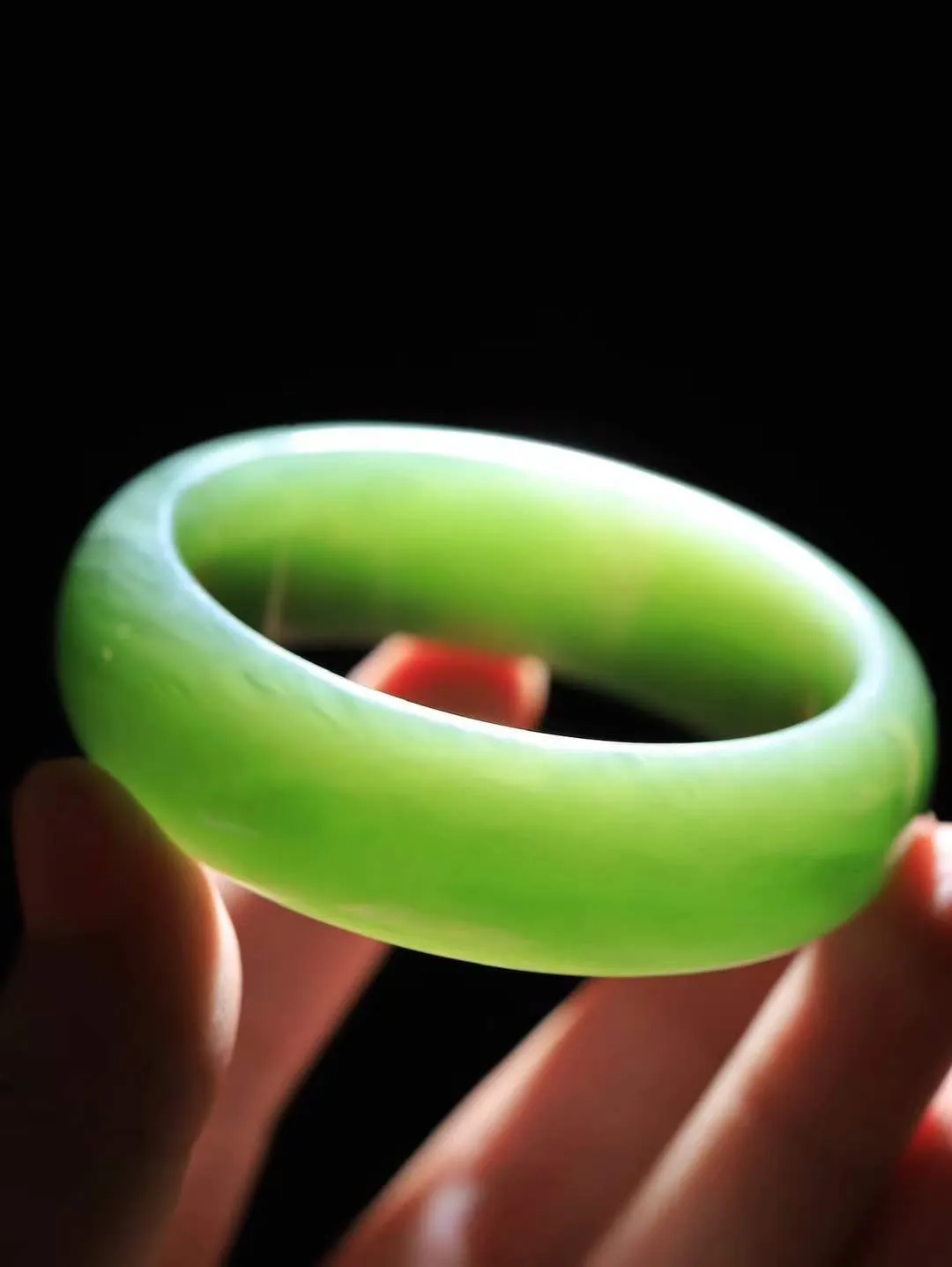 【碧波流转·手镯】

精品️和田玉碧玉手镯，玉质细腻温润，手感舒适，️线条流畅，简约大气，美自天成，佩戴于腕间，婉约之美，举手投足间透出那份低调奢华，醉人心扉。
重83.5克 内径圈口57.5mm尺寸20-8.3mm  FDA-13142208