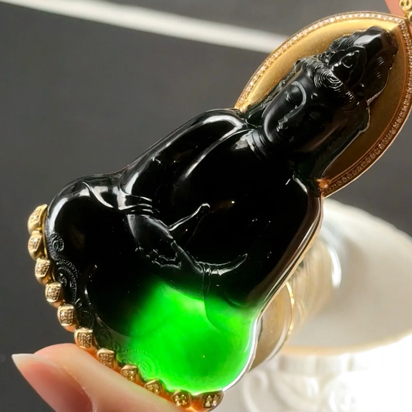 精品18k墨翠正装观音 种好色正 黑度极好 打灯通透 油性十足 尺寸78.2