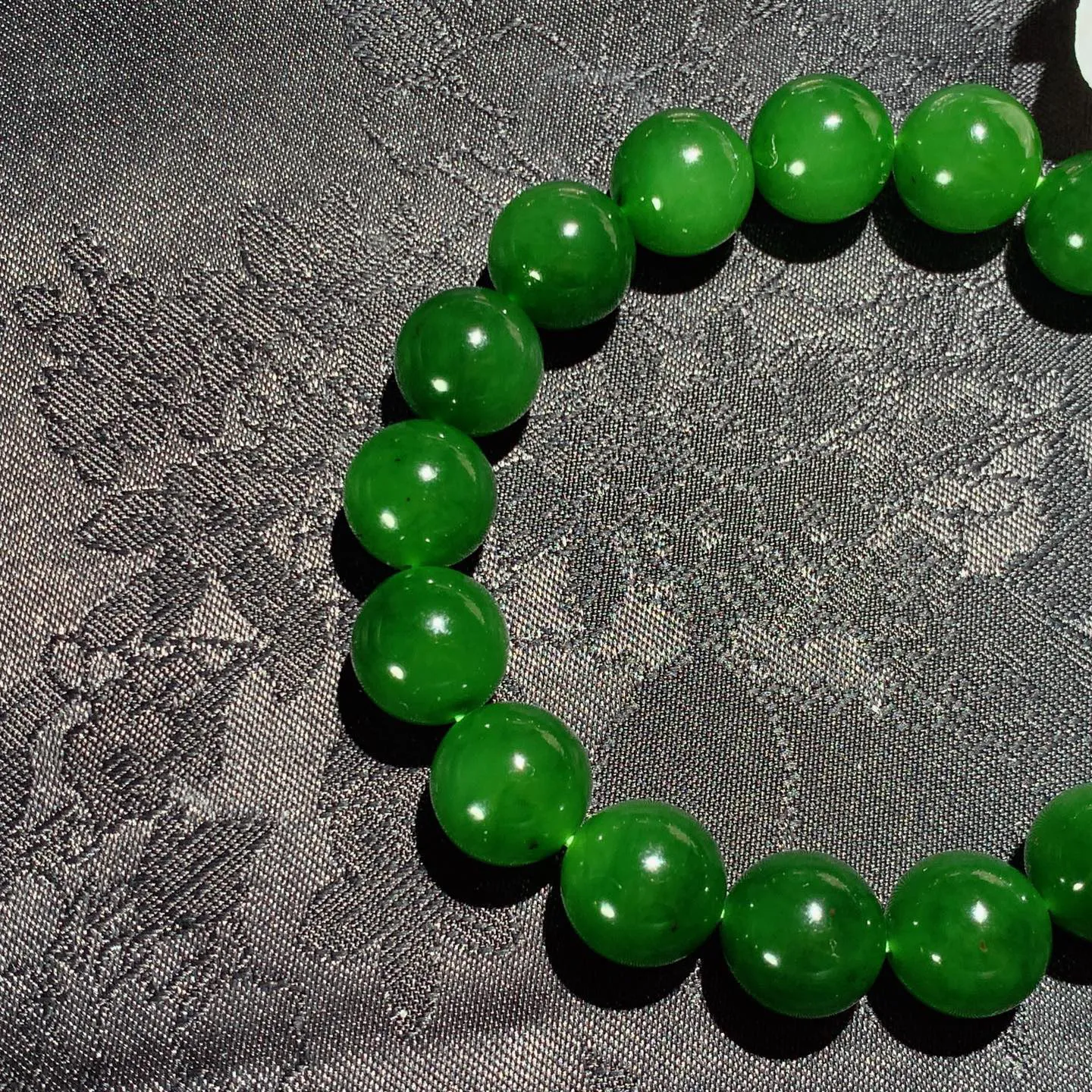和田玉菠菜绿俄罗斯碧玉手串。单颗尺寸12！玉质细腻油润 底色纯净 脂粉好，品质好！lt260121