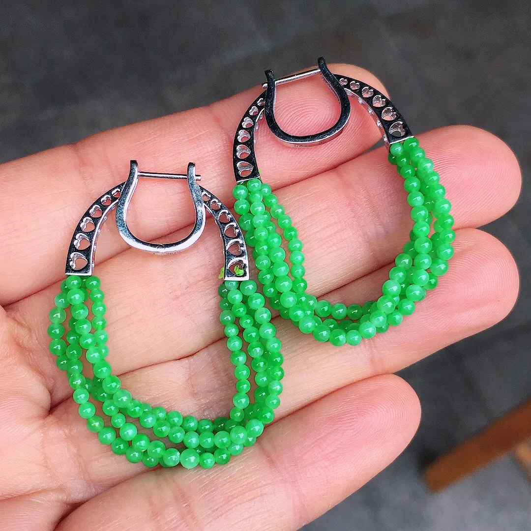 阳绿珠子耳坠，色泽均匀艳丽，玉质细腻，荧光感超
强，饱满圆润，尽显优雅气质，18k
金豪华镶嵌