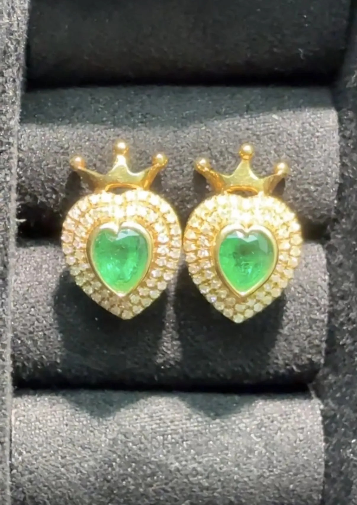 18k金钻石镶嵌祖母绿耳钉，尺寸13.5*9mm