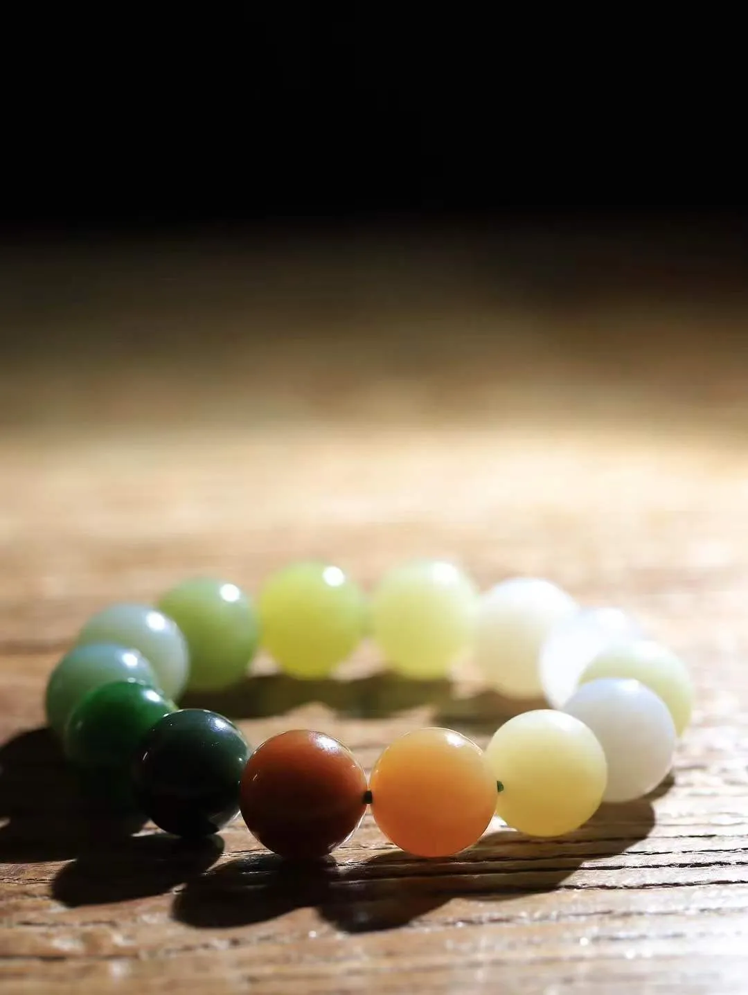 【多宝手串】

精选和田玉多宝手串，每一颗玉石都凝聚自然的灵气与岁月的沉淀，寓意福禄寿喜，守护您的平安与幸福。佩戴它，感受千年玉文化的温润与优雅。重88.3克  尺寸取一16mm  56142239A