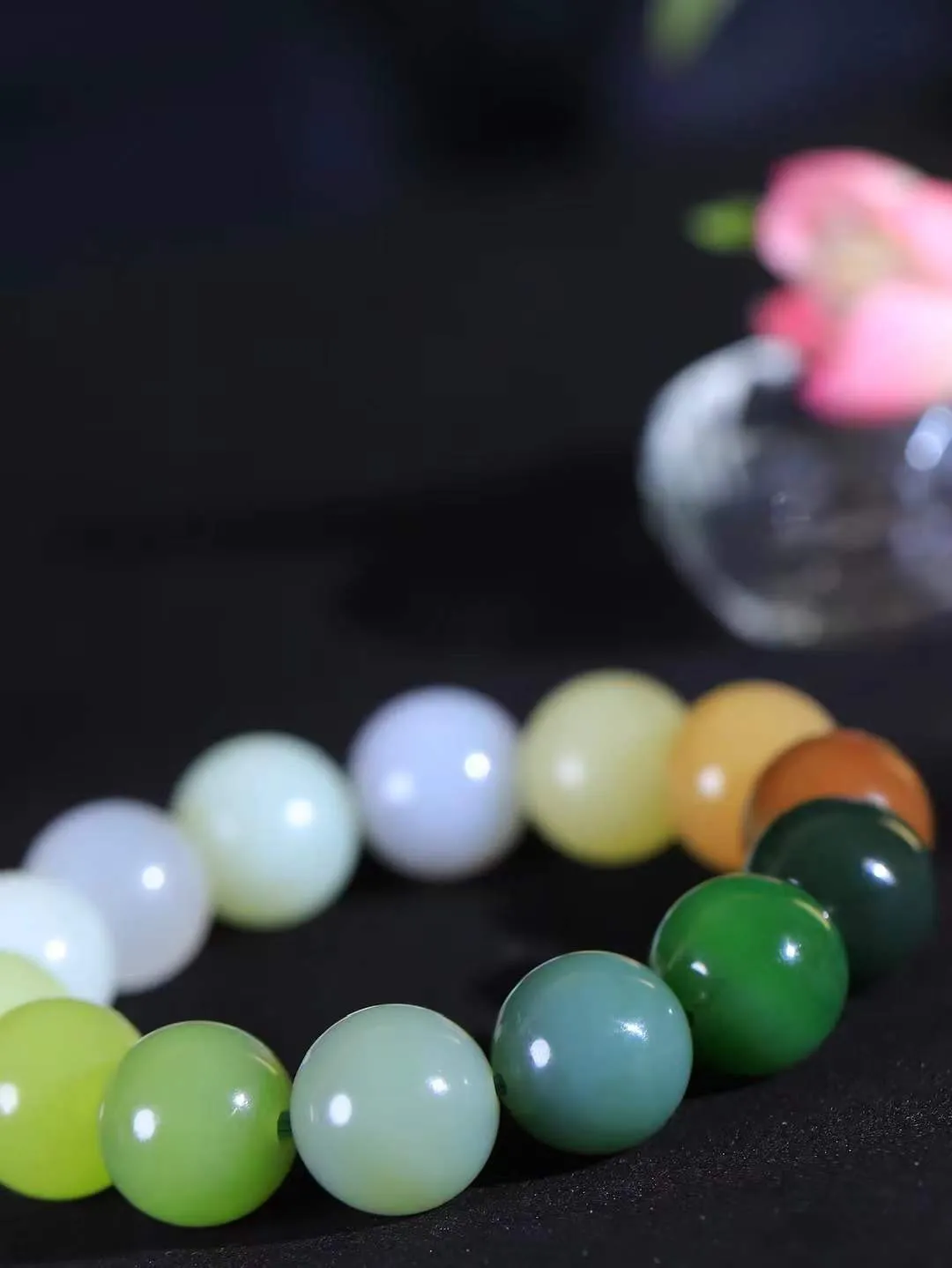 【多宝手串】

精选和田玉多宝手串，每一颗玉石都凝聚自然的灵气与岁月的沉淀，寓意福禄寿喜，守护您的平