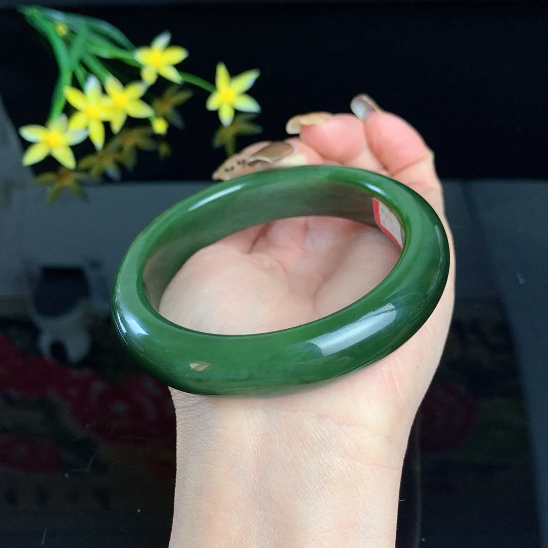 和田玉63圈口深菠菜绿猫眼宽条碧玉手镯！玉质细腻油润 底色纯净 无裂无棉 脂粉好，品质高