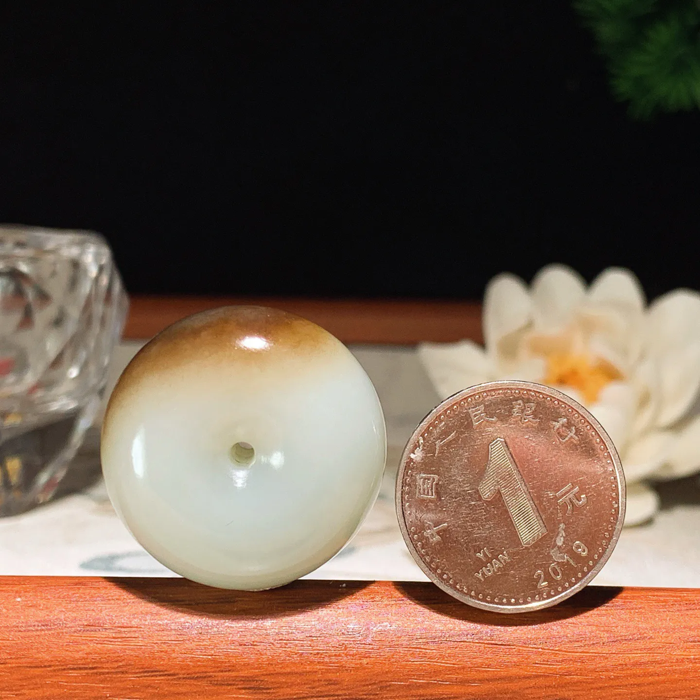 新疆和田玉且末糖平安扣挂件 尺寸27/14mm重20克。玉质细腻油润。手推出油。品相大气 lt260121