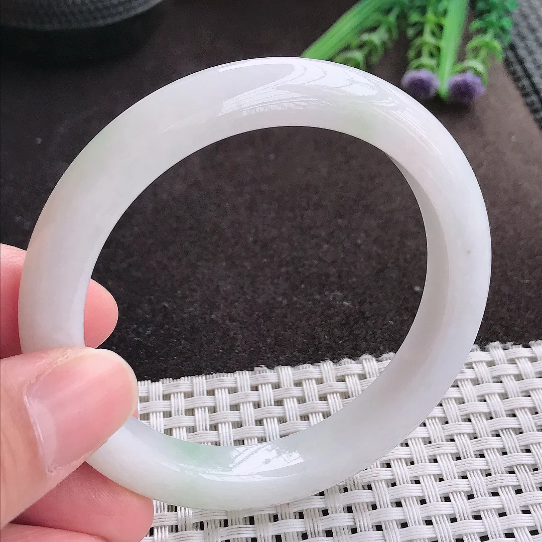 实拍A货翡翠57/10.2/8.9老坑冰润起胶飘绿手镯宽边玉镯