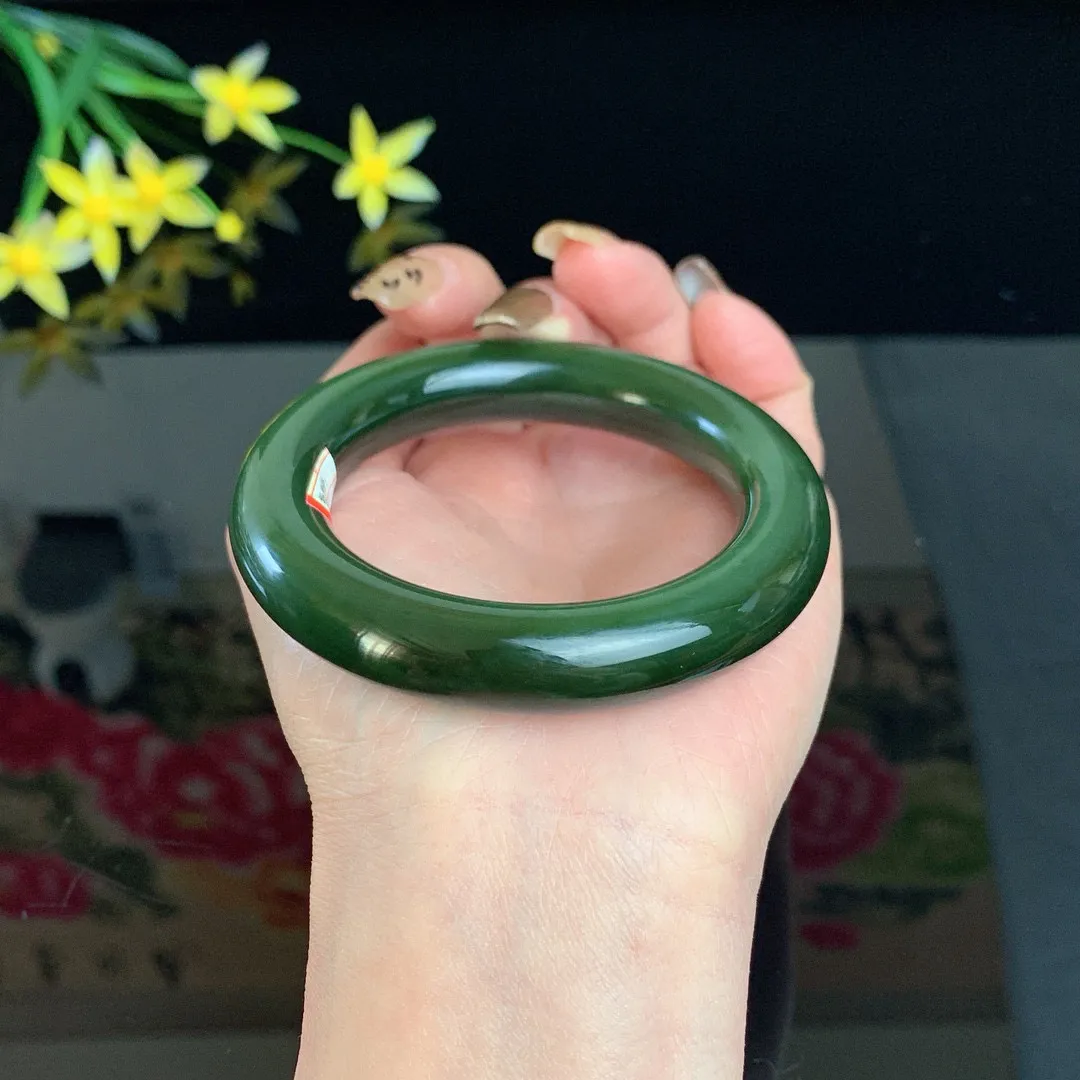 和田玉53圈口深菠菜绿猫眼肥圆条碧玉手镯！玉质细腻油润 底色纯净 无裂无棉 脂粉好，品质高