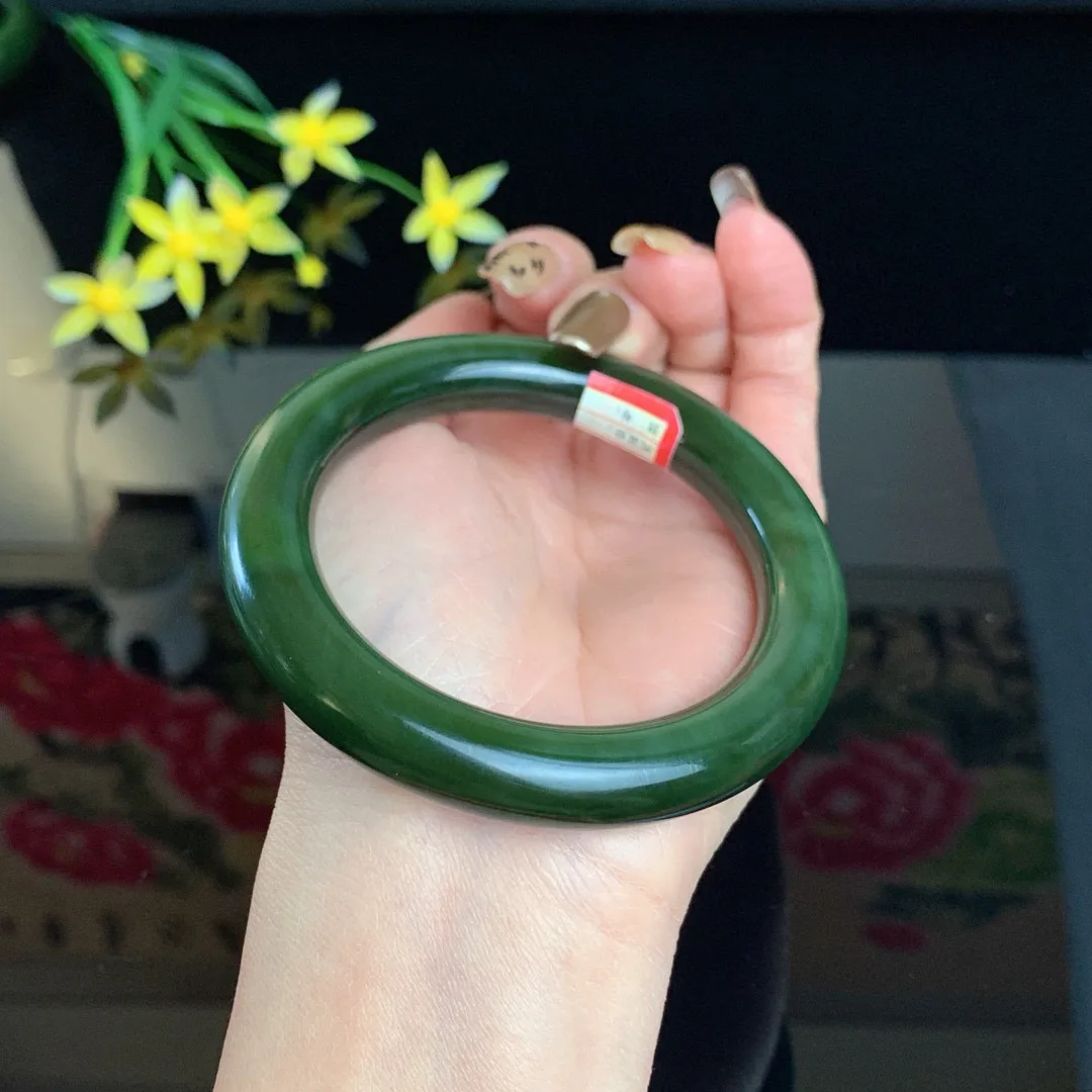 和田玉59.5圈口深菠菜绿猫眼肥圆条碧玉手镯！玉质细腻油润 底色纯净 无裂无棉 脂粉好，品质高