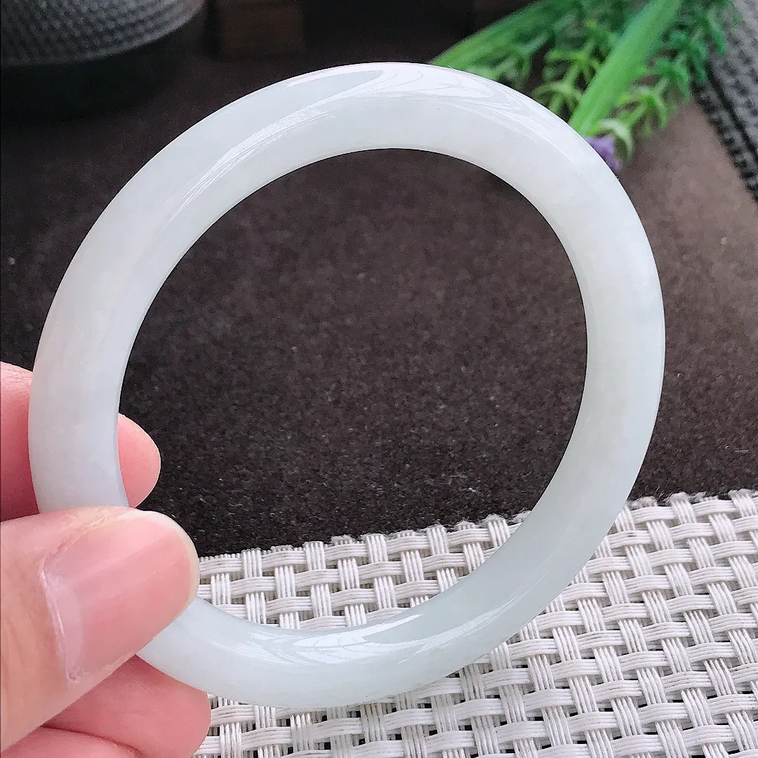 实拍A货翡翠57/8.3/8.8老坑秀气冰润月光白圆条手镯玉镯