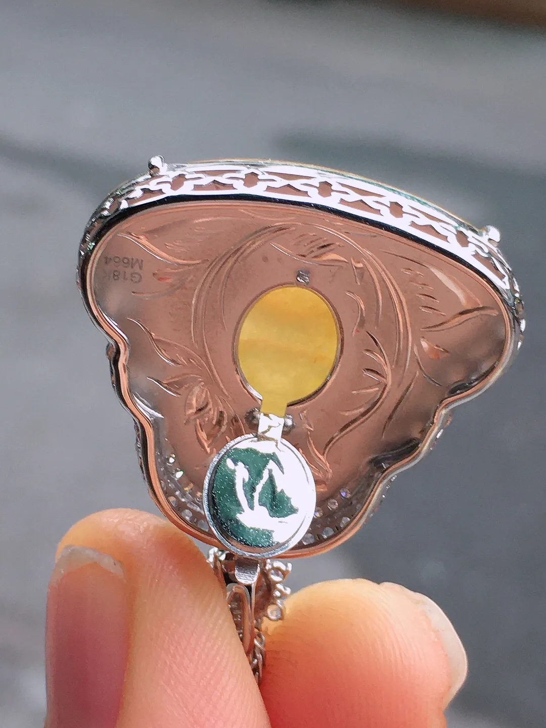 黄翡佛公吊坠，色泽均匀艳丽，玉质细腻，荧光感超
强，饱满圆润，尽显优雅气质，18k
金豪华镶嵌