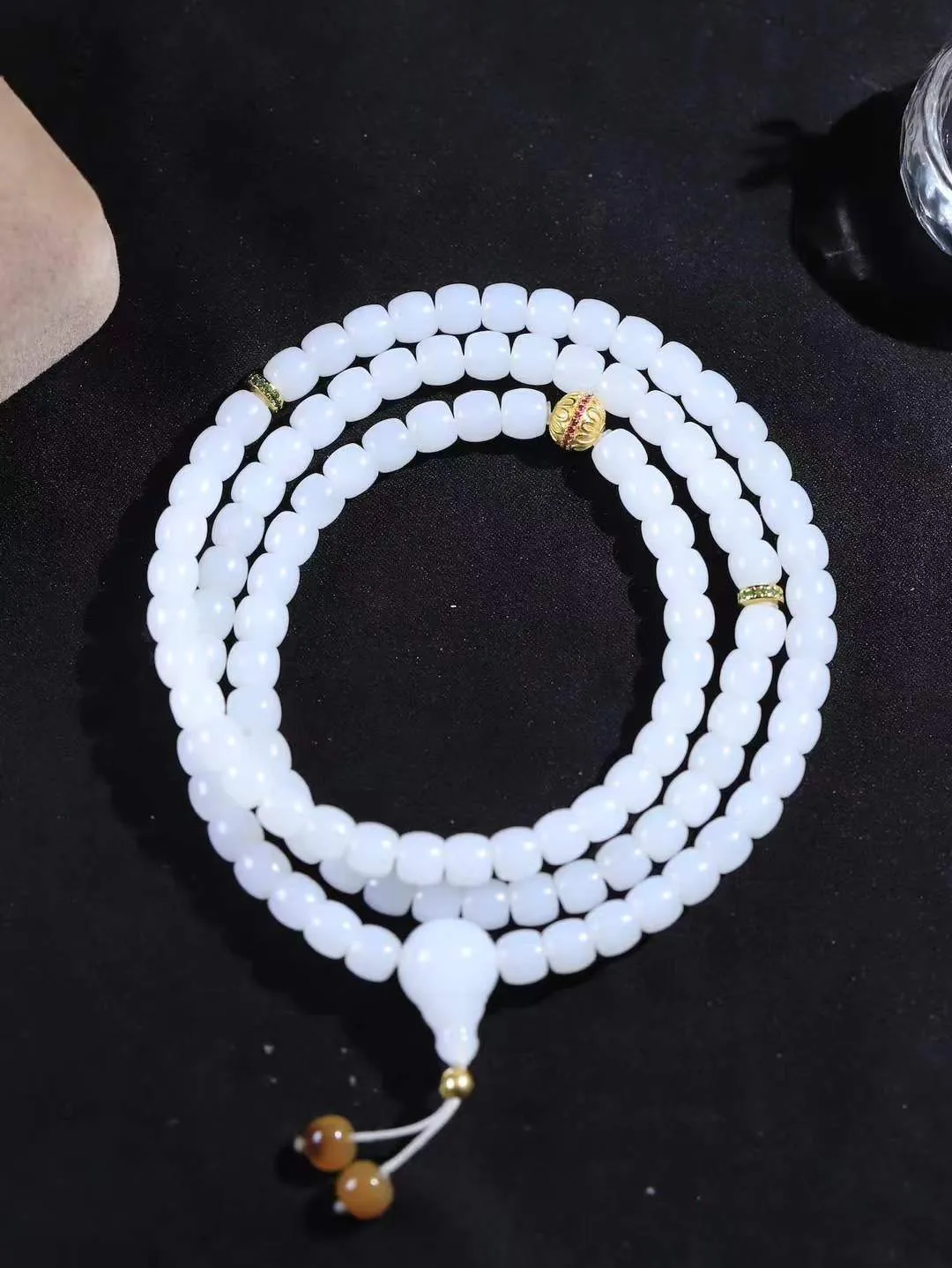 【链.108】

精品和田玉白玉直切珠108挂链 玉质温润细腻 油性十足 佩戴舒适。珠珠落玉盘，间关