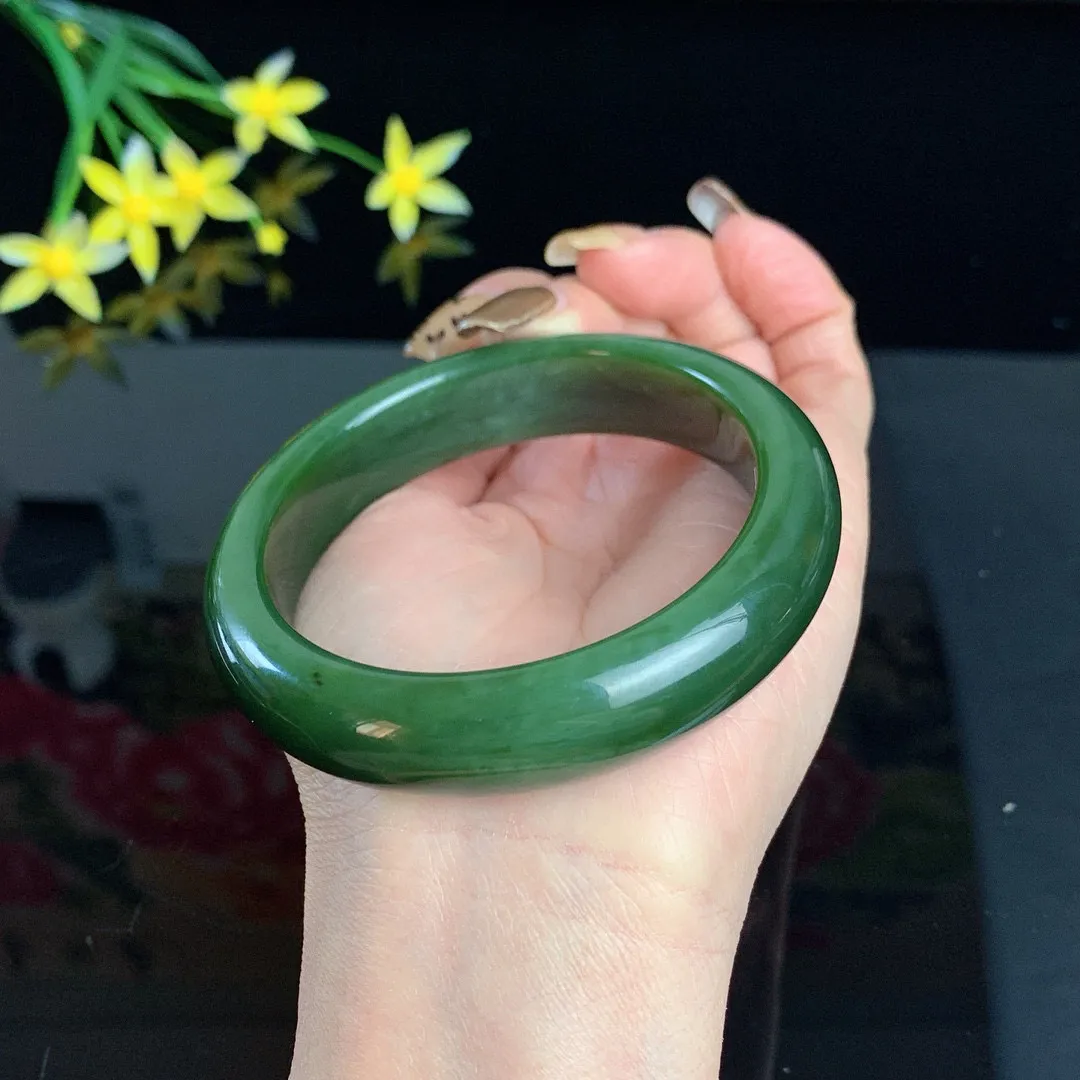 和田玉60.5圈口深菠菜绿猫眼宽条碧玉手镯！玉质细腻油润 底色纯净 无裂无棉 脂粉好，品质高
