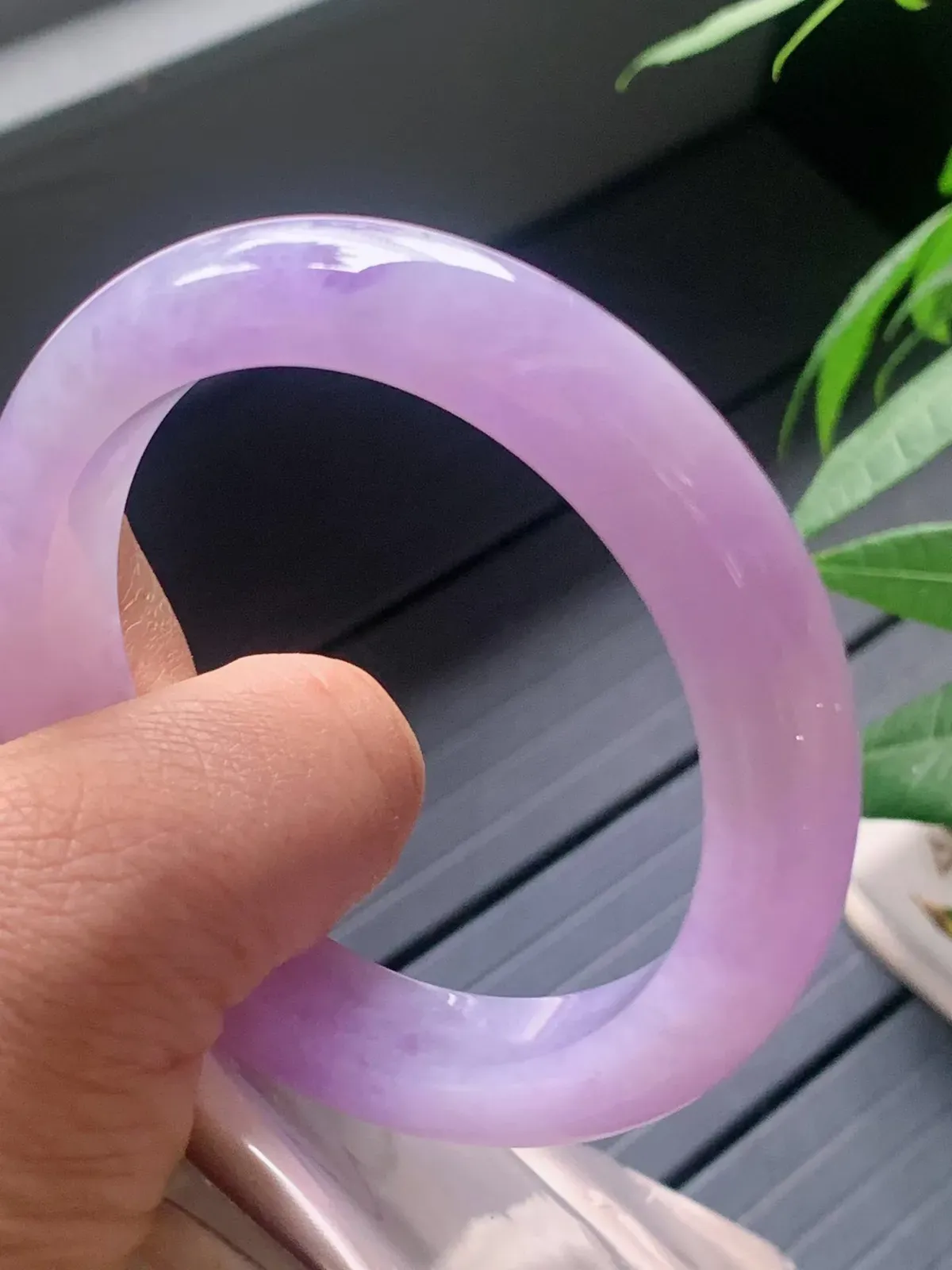 【翡翠名称】老种冰紫罗兰58.2正圈口手镯
【翡翠尺寸】58.2/12.3/9mm适合57-59.5正圈口佩戴
【翡翠描述】宝贝种老水足，玉质细腻，色泽靓丽，性价比高，佩戴效果好！
【其它赠送】权威证书/精美挂绳盒子/支持全国复检