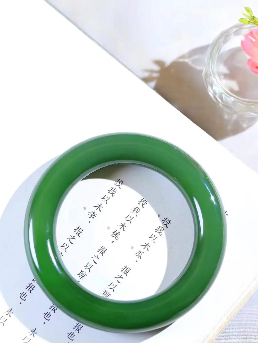 【温润如心.镯】

收藏级臻品️和田玉碧玉圆条手镯，精选上等碧玉料，色泽清透，质地细腻。佩戴它，感受千年玉文化的温润与优雅，愿它为您带来平安与幸福。重83克  尺寸53.5-12.7-13mm  10142213T