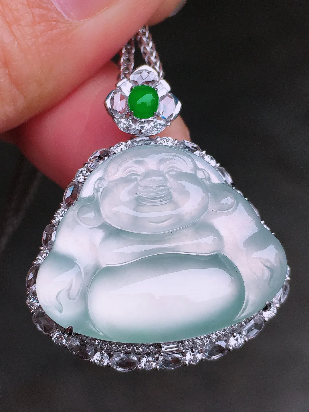 冰种佛公吊坠，玉质细腻，荧光感超
强，饱满圆润，尽显优雅气质，18k
金豪华镶嵌
