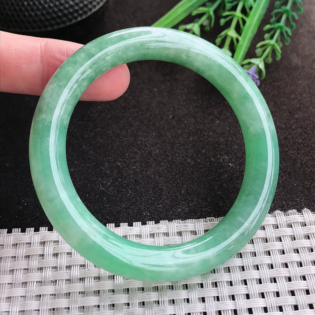 实拍A货翡翠54/9.7/9.6老坑秀气满绿圆条手镯玉镯