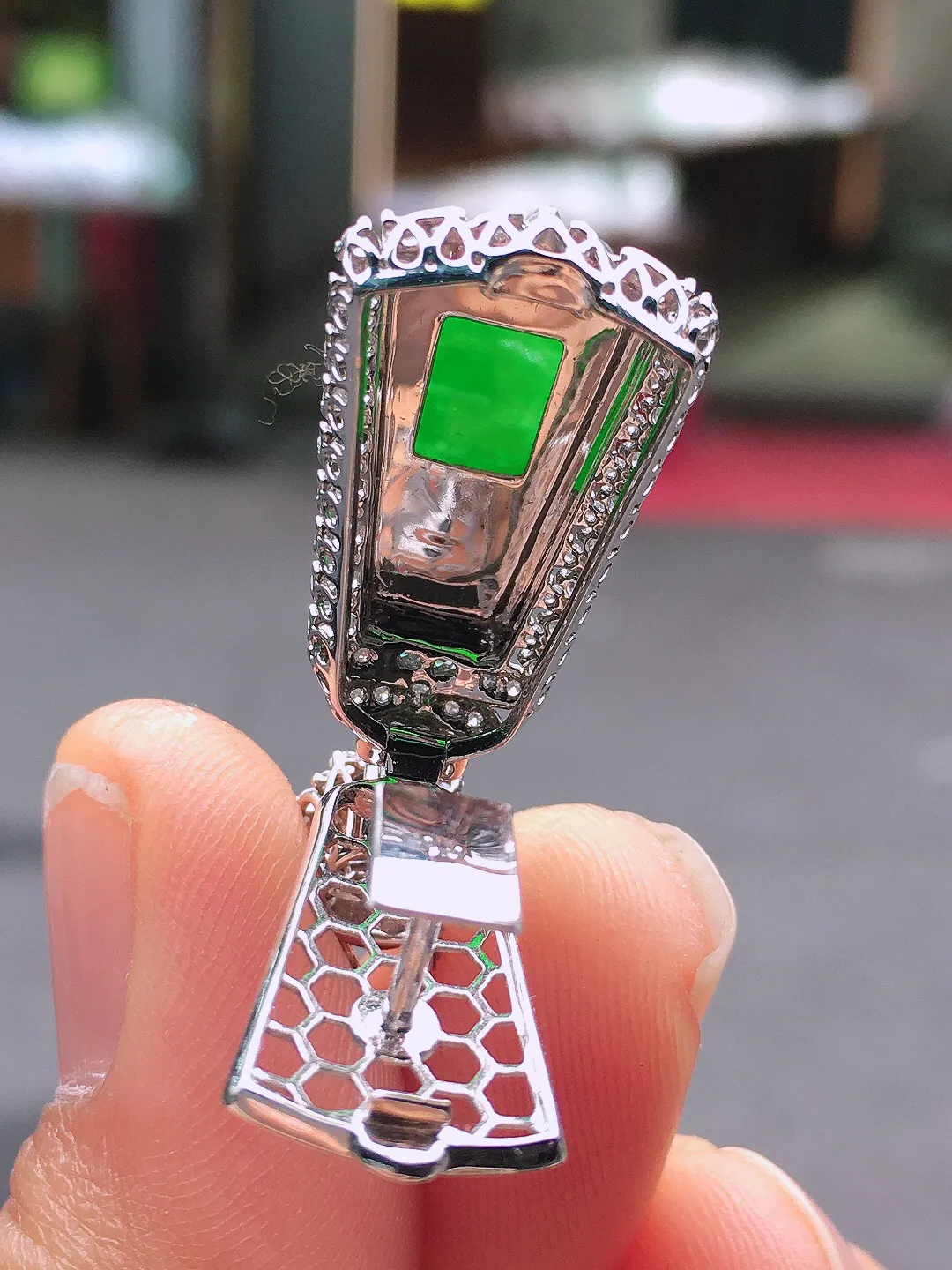 阳绿无事牌吊坠，色泽均匀艳丽，玉质细腻，荧光感超
强，饱满圆润，尽显优雅气质，18k
金豪华镶嵌