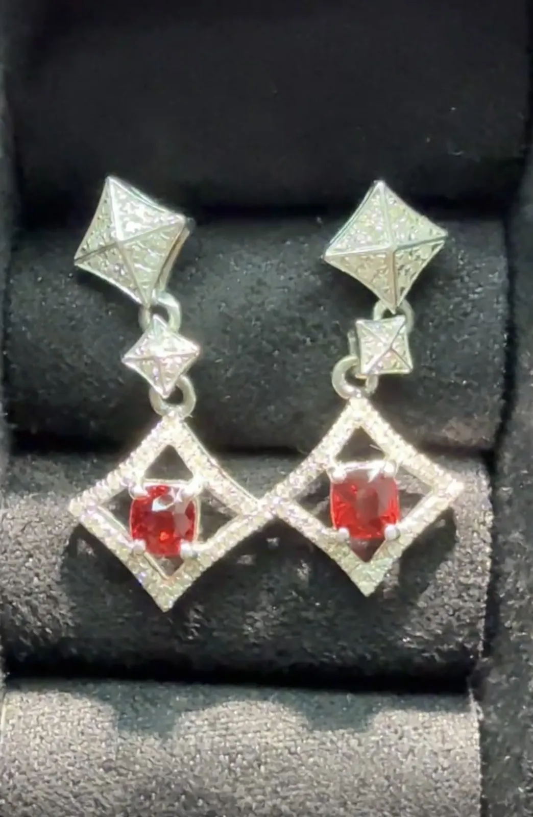 18k金钻石镶嵌尖晶石耳坠，尺寸22*10.3mm